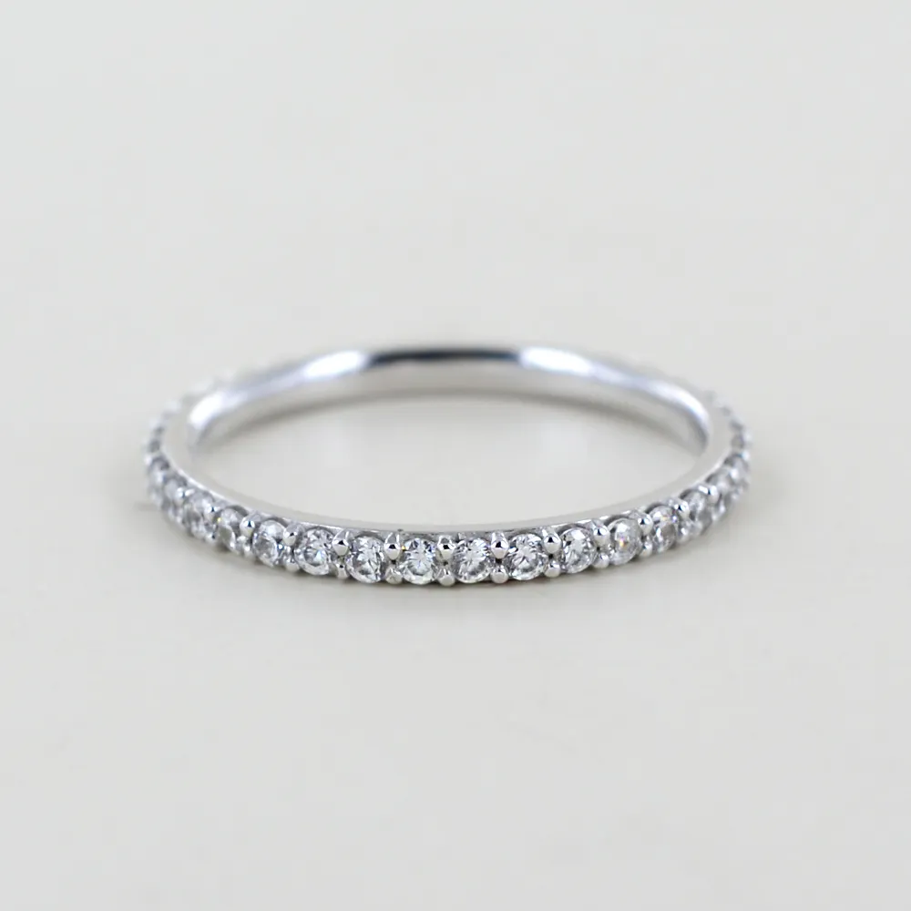 Anello fede Eternity in oro bianco con zirconi bianchi